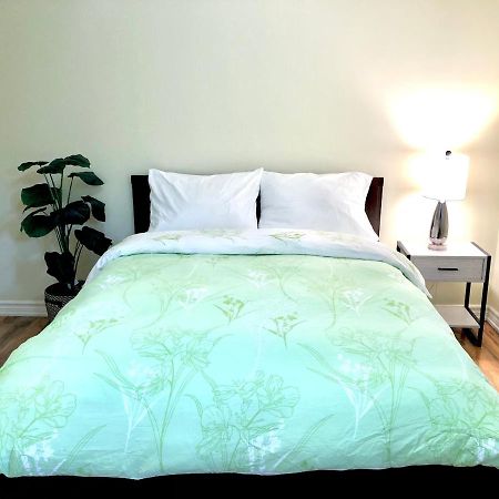 Cozy & Convenient 2-Bedroom Apartment With Private Entrance Торонто Екстериор снимка