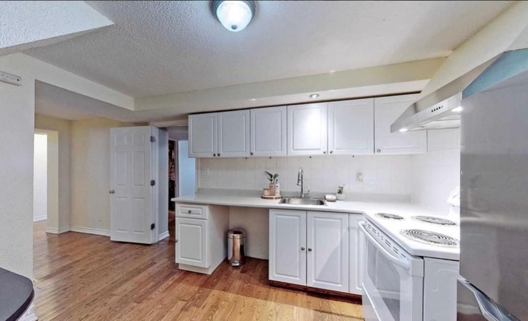 Cozy & Convenient 2-Bedroom Apartment With Private Entrance Торонто Екстериор снимка