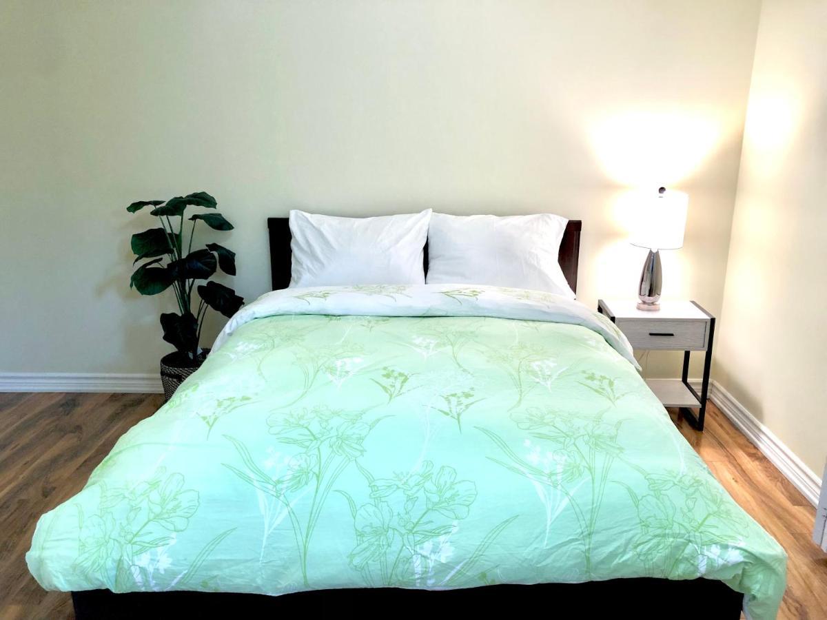 Cozy & Convenient 2-Bedroom Apartment With Private Entrance Торонто Екстериор снимка