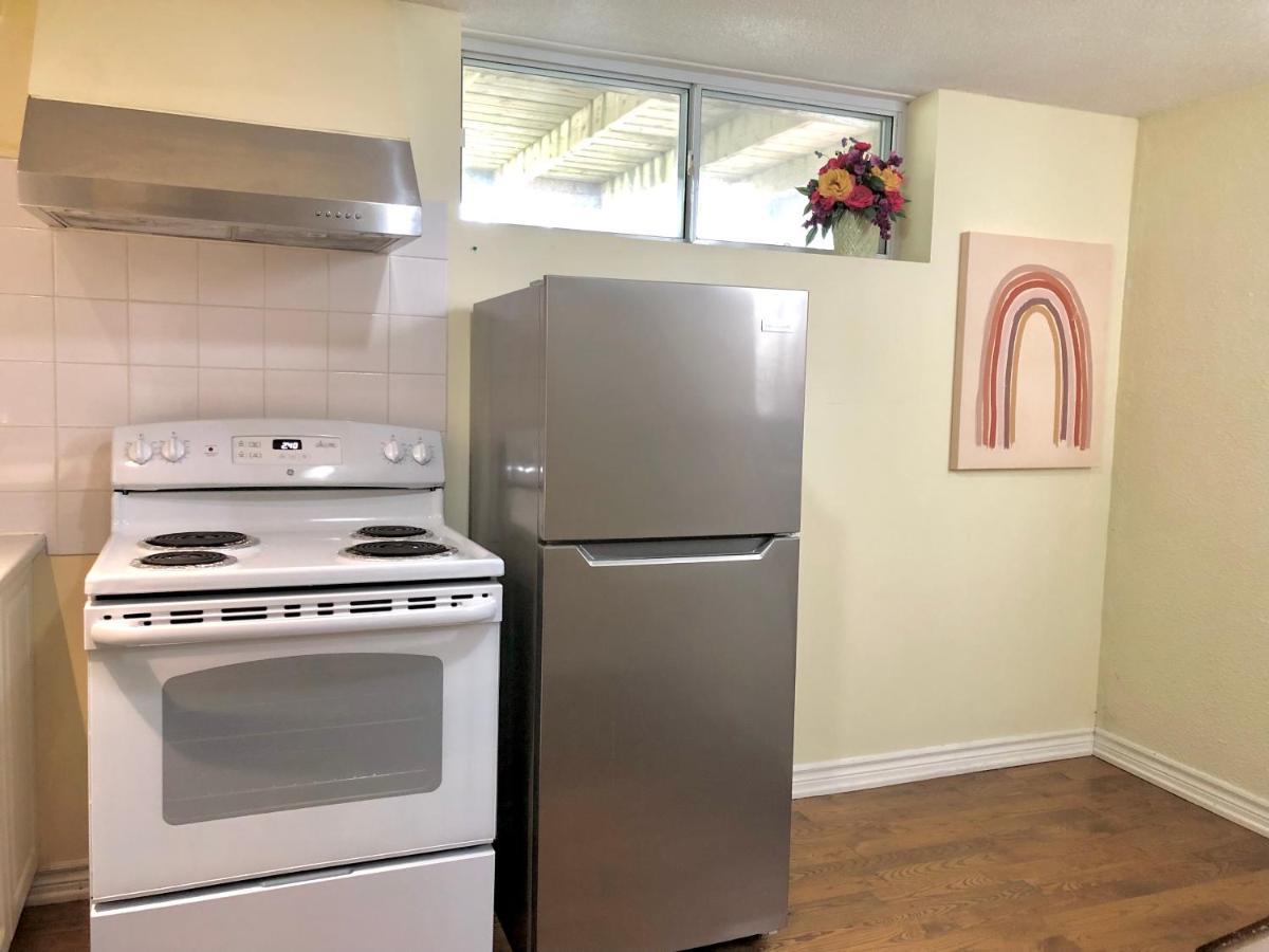 Cozy & Convenient 2-Bedroom Apartment With Private Entrance Торонто Екстериор снимка